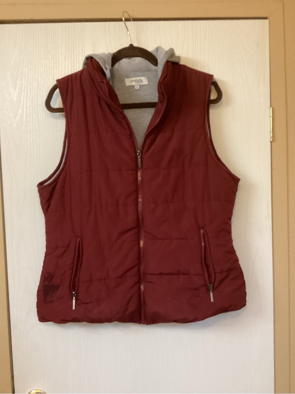 Charlotte Russe Quilted Hooded Vest in Burgundy